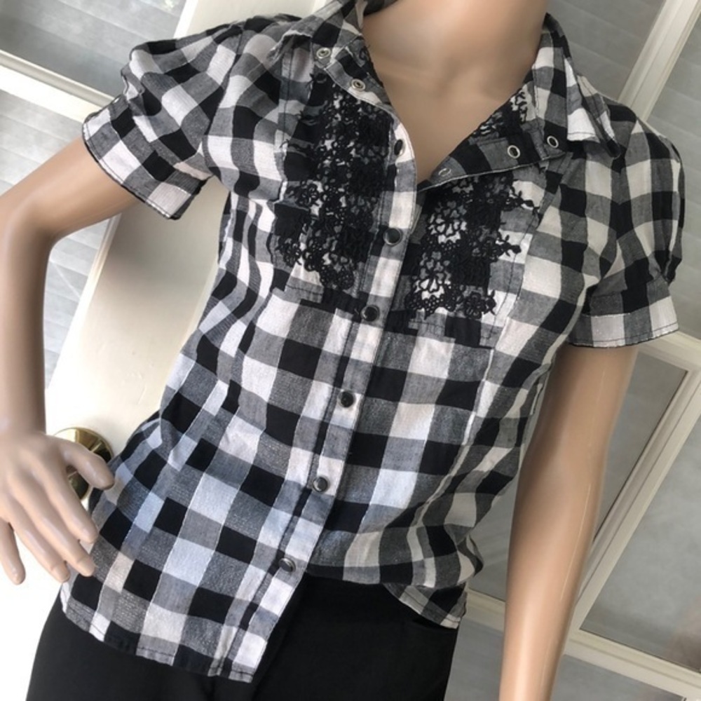 Me Jane Black/white checkered snap front blouse